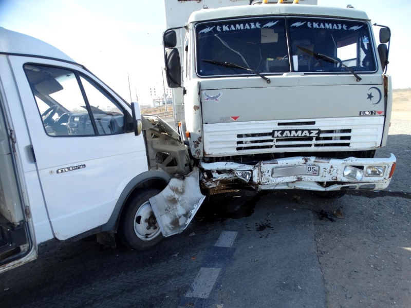 В Астрахани в тройном ДТП с участием «Газели» и грузовика пострадали два человека