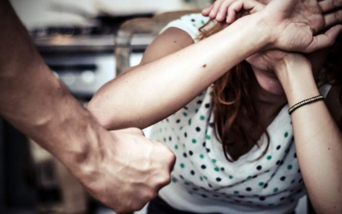 Отец-изверг из астраханского села, державший свою дочь в собачьем вольере, ответит в суде 