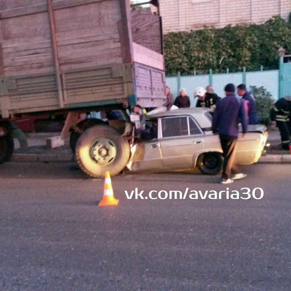 В Астрахани "ВАЗ" влетел в стоящий грузовик: двое пострадавших. Фото