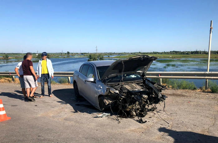 Стали известны подробности аварии на Белом Ильмене, где Skyline с абхазскими номерами чуть не улетел в реку