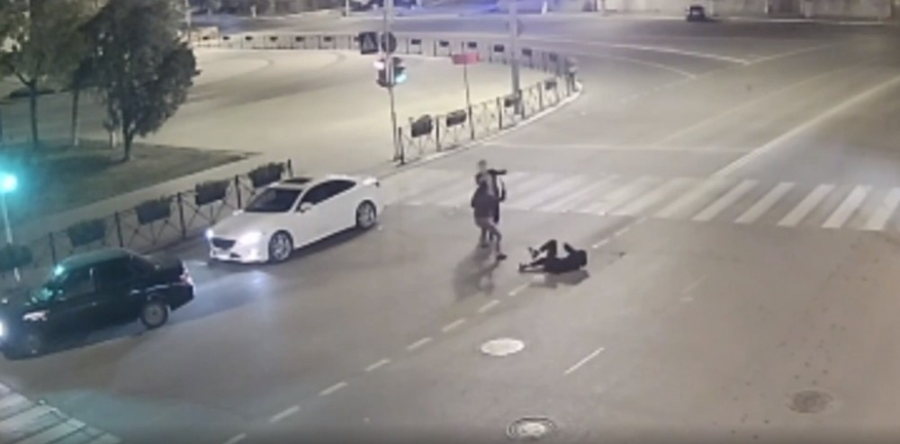 В Астрахани обсуждают бесподобную драку на площади Ленина, которой позавидовали бы режиссеры Болливуда: видео