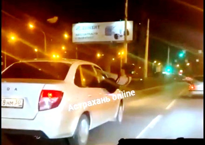 В Астрахани нашли водителя «Лады», чья пассажирка высунулась из окна и долго так ехала