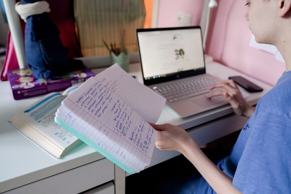 Астраханские ученики не смогли начать дистанционное обучение