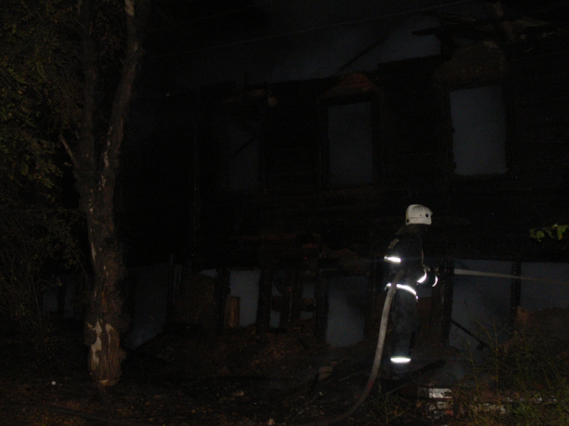 Ночью на одной из улиц Астрахани сгорело дотла здание