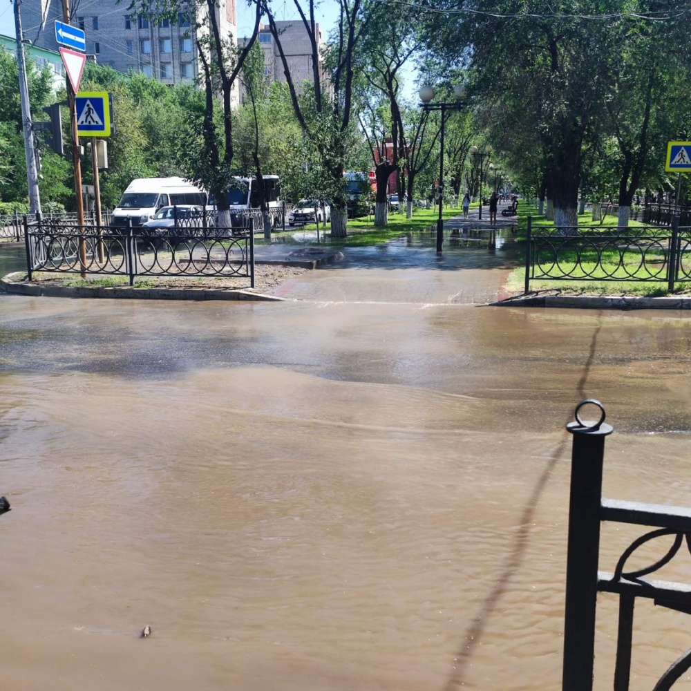 Улицу Савушкина в Астрахани заливает горячей водой