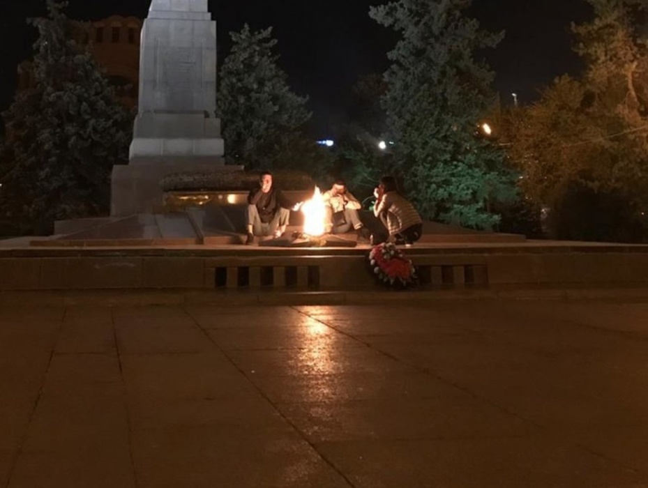 В Волгограде двое военных грызли семечки у монумента и кидали шелуху прямо в Вечный огонь