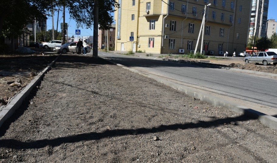 На Зеленой в Астрахани ремонтируют тротуары
