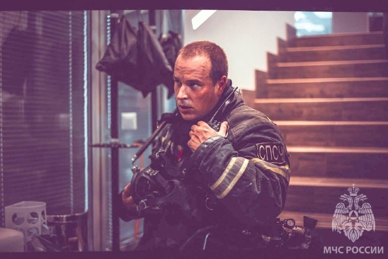 Астраханский пожарный шел поздравить маму с 8 Марта, а по дороге спас человека