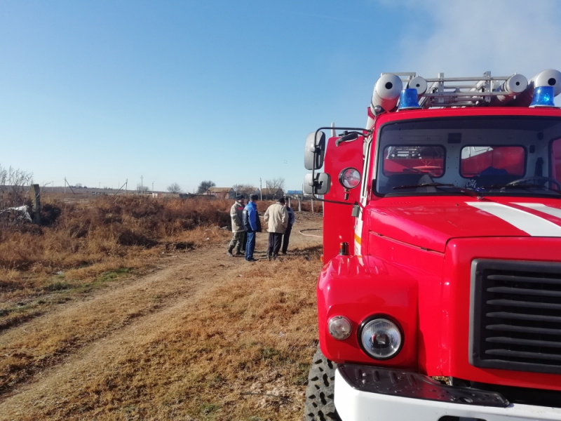 Горели тряпки, сено и сарай – хроника астраханских пожаров