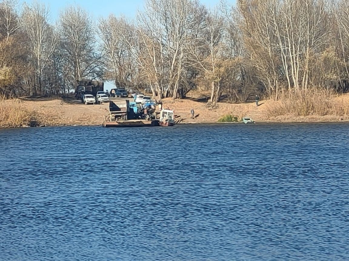 В Енотаевском районе с парома в воду съехал трактор с прицепами: есть пострадавший