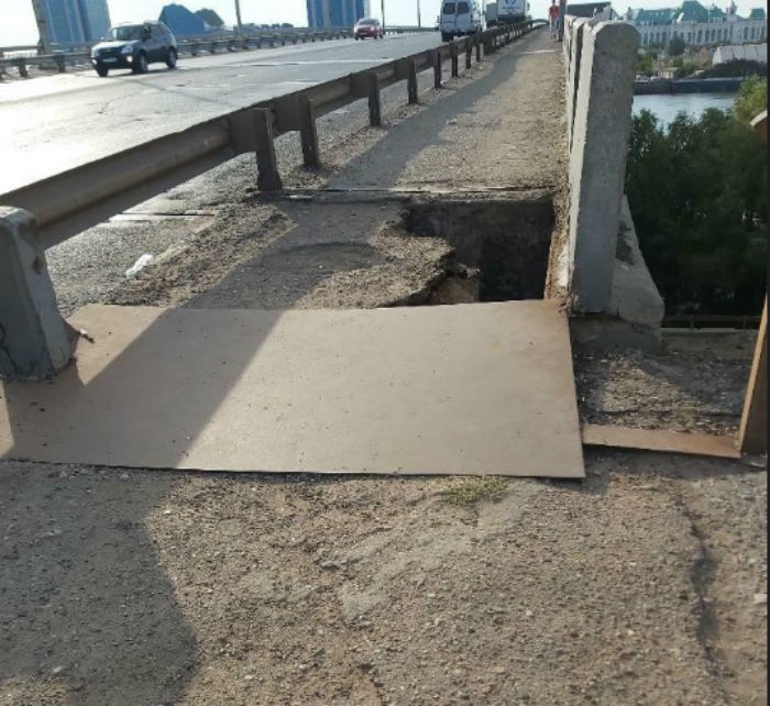 Астраханцев предупреждают о черной дыре на Новом мосту