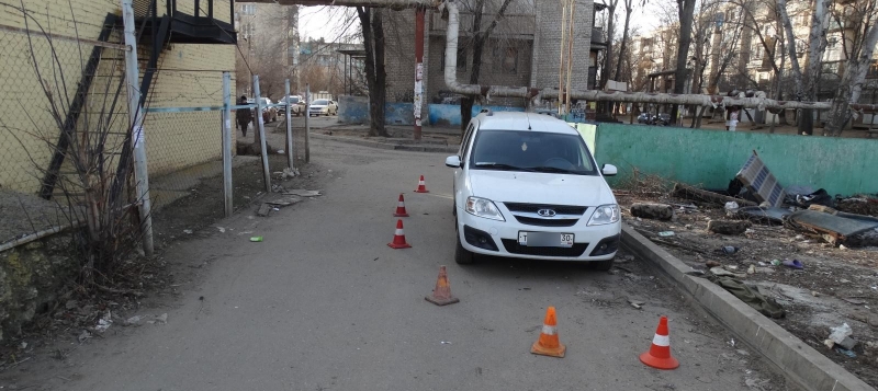 В Астрахани водитель, двигаясь задним ходом, сбил женщину 
