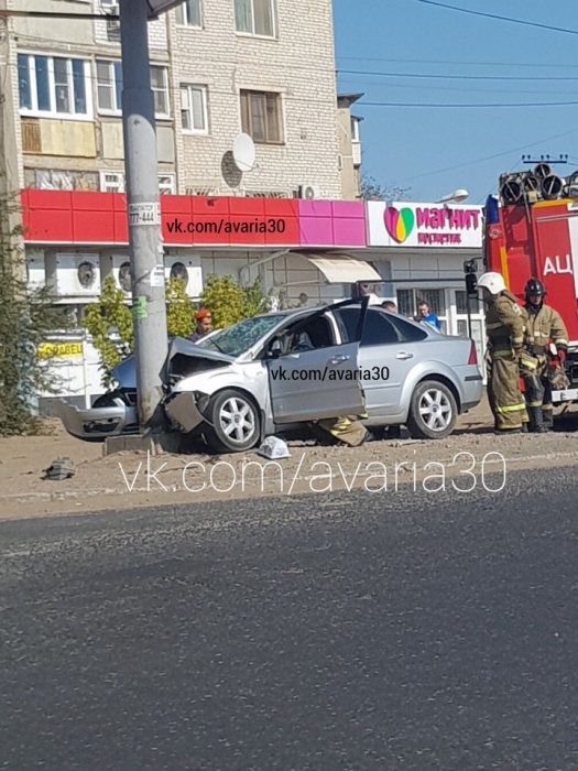 В Астрахани пьяный таксист врезался в бетонный столб