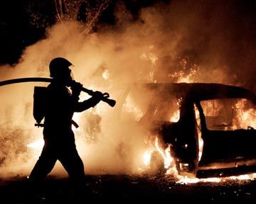 В Астрахани неизвестные подожгли автомобиль