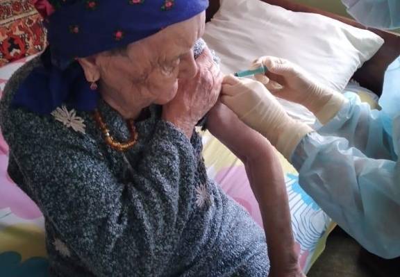 93-летняя астраханка сделала прививку от коронавируса