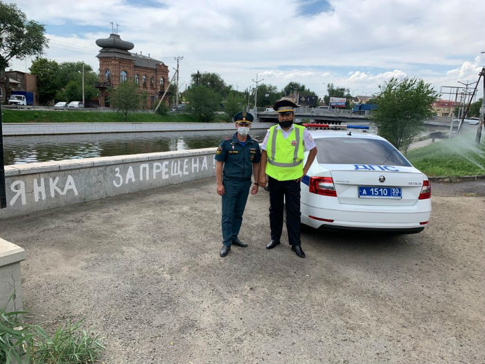 МЧС просит астраханцев не парковаться на пожарных пирсах в центре Астрахани