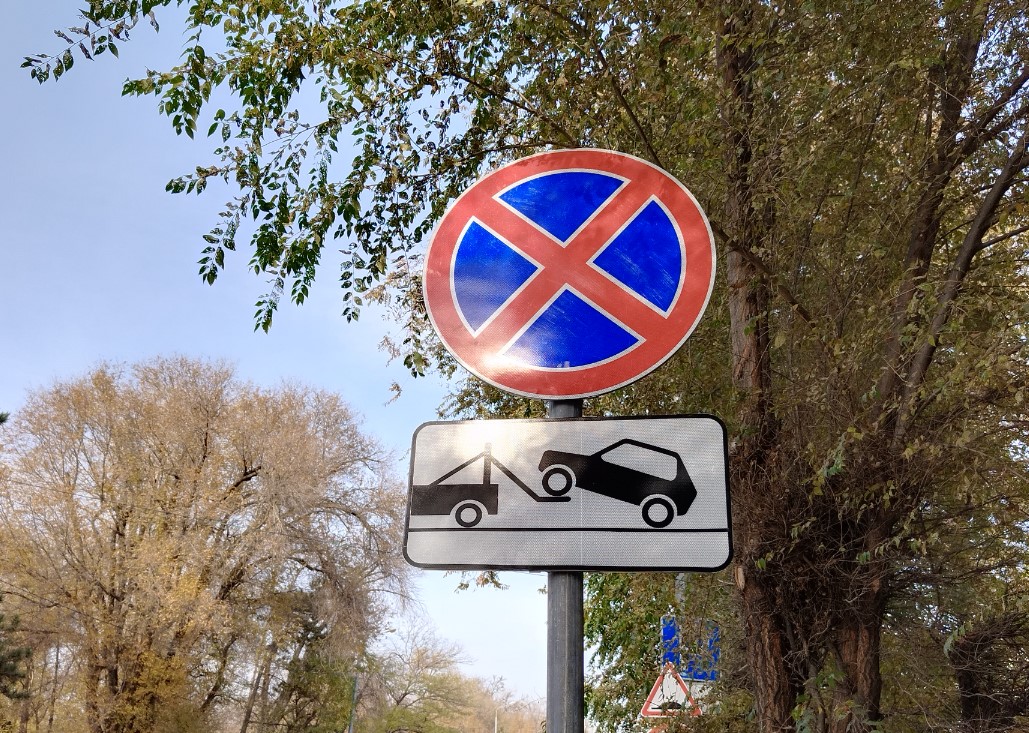 Завтра на двух улицах в центре Астрахани запретят парковаться