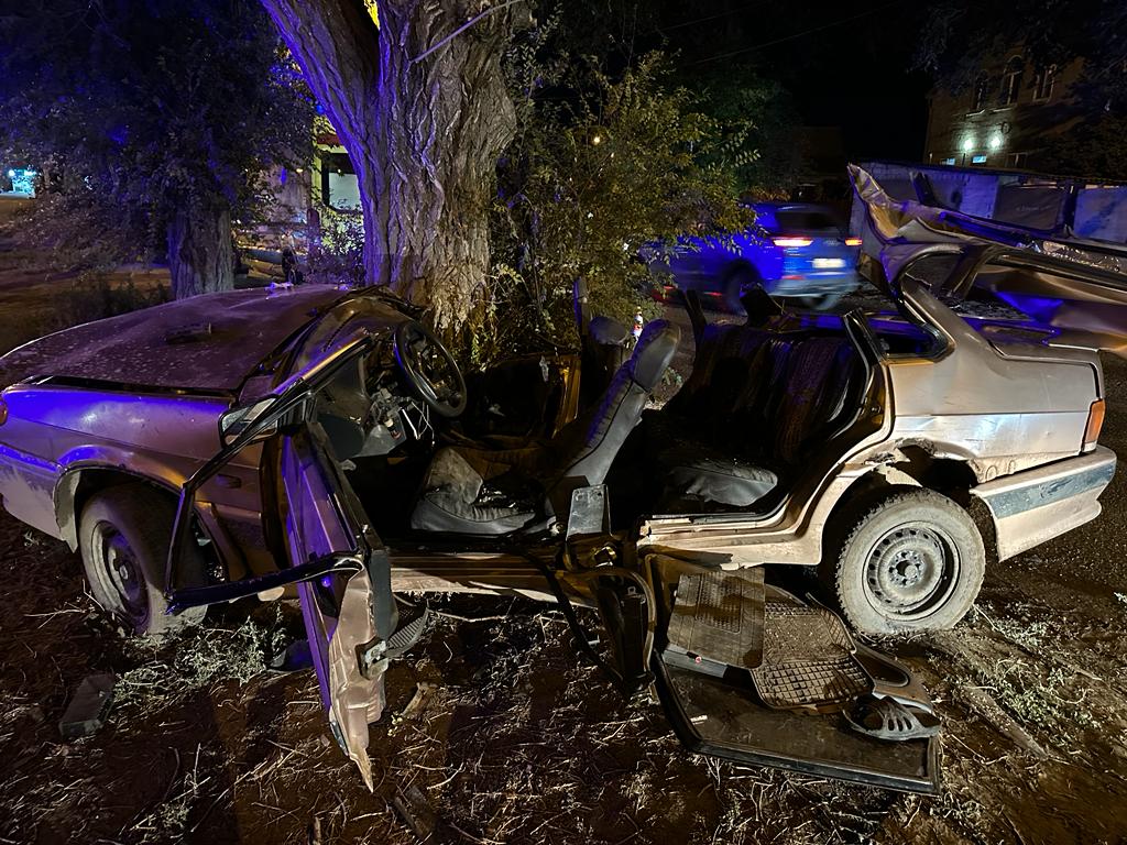 В Астрахани «Лада» врезалась в дерево: погиб пассажир