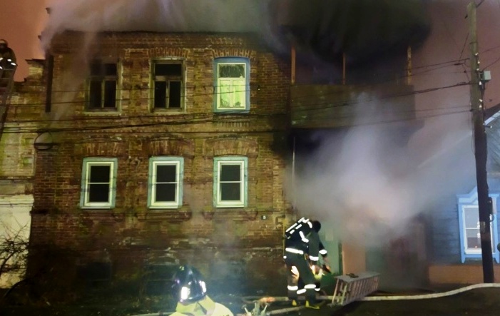 Под утро в Астрахани горели два жилых двухэтажных дома в районе Эллинга