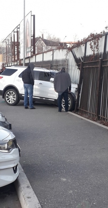 Форд против забора. У астраханского гипермаркета произошла мощная авария