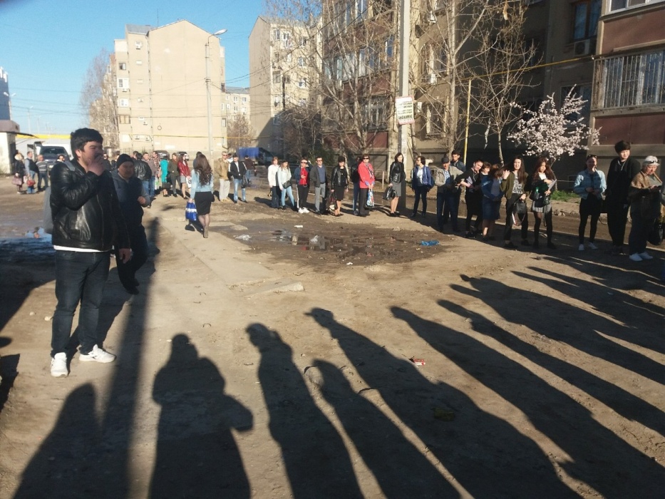 В Астрахани засняли фантастическую толпу желающих на маршрутку