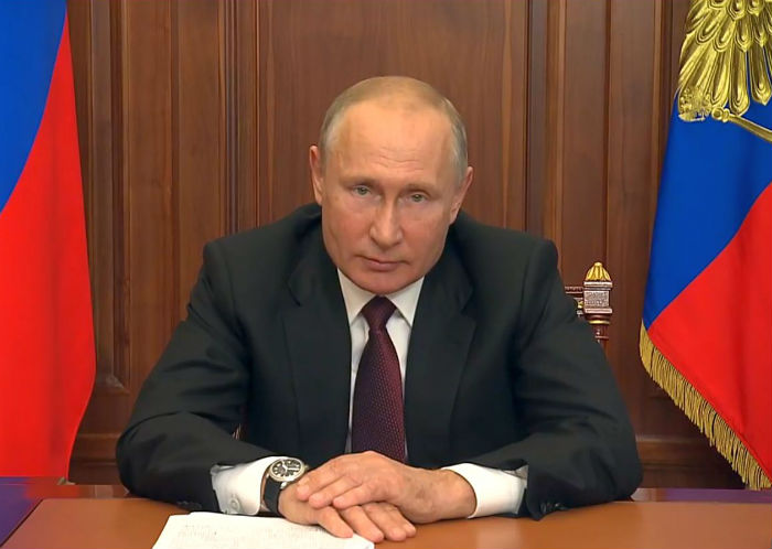 Владимир Путин продлил выплаты медикам, соцработникам, семьям с детьми, безработным
