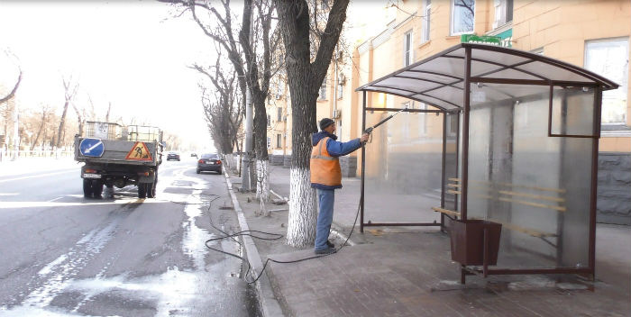 В Астрахани моют заборы и остановки