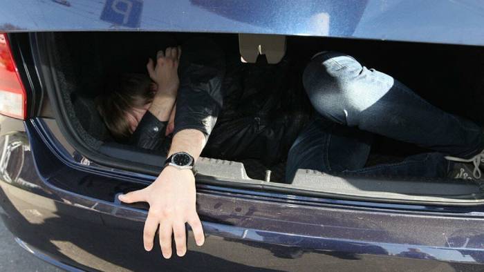 Шайка вымогателей похитила двух молодых астраханцев