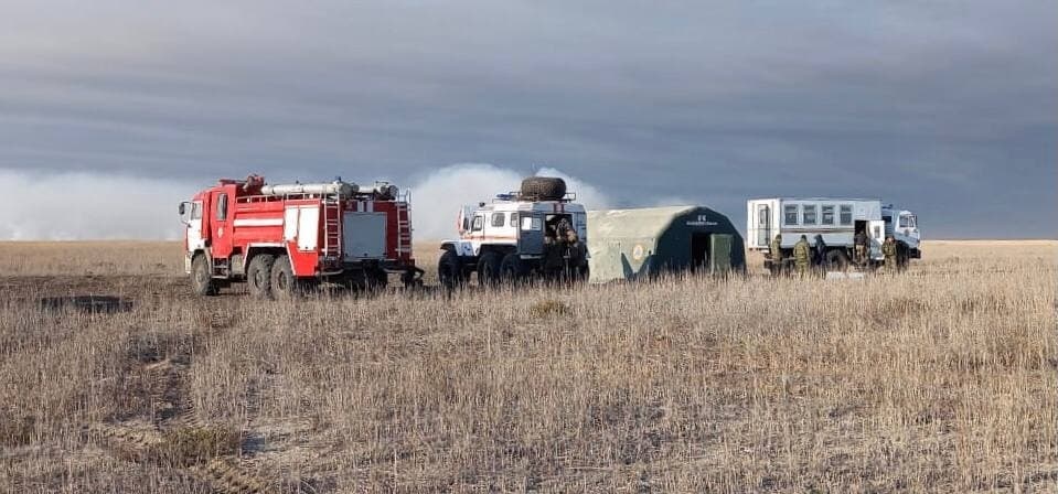 В Казахстане все еще горит, астраханцев предупреждают о запахе гари
