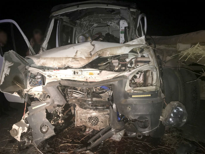 На астраханской трассе трактор смял ГАЗель, есть пострадавший