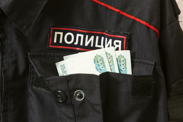 Под Астраханью полицейский покрывал незаконную добычу соли за деньги