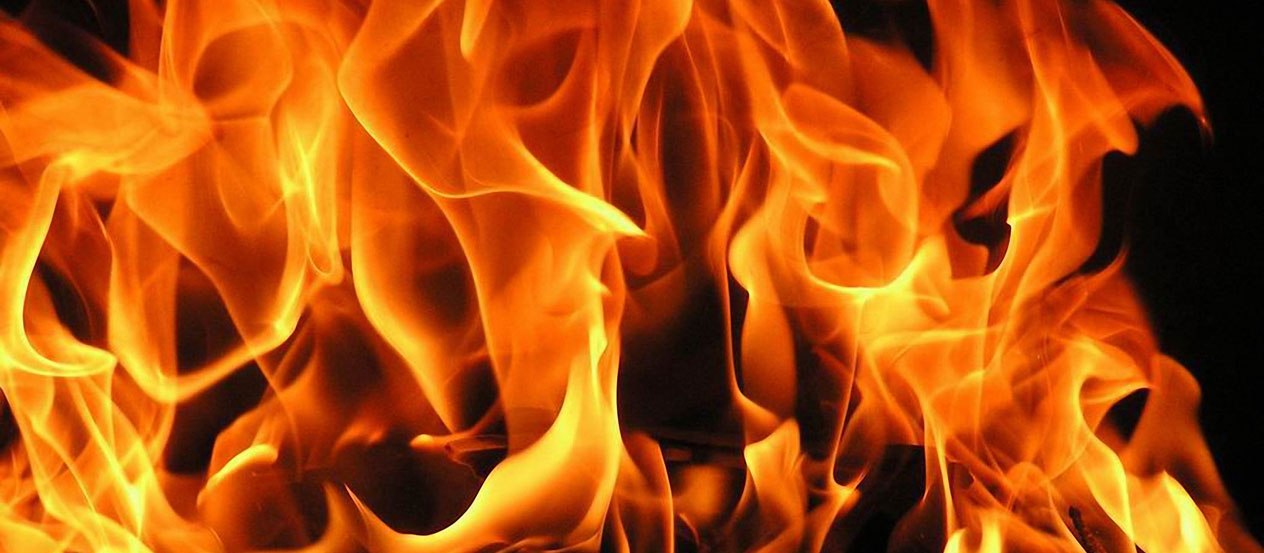 В Астрахани сгорели три жилых дома, один из них спалили дети