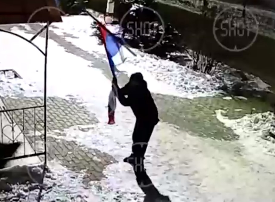 Астраханец подрался с российским флагом, который оказался сильнее: видео