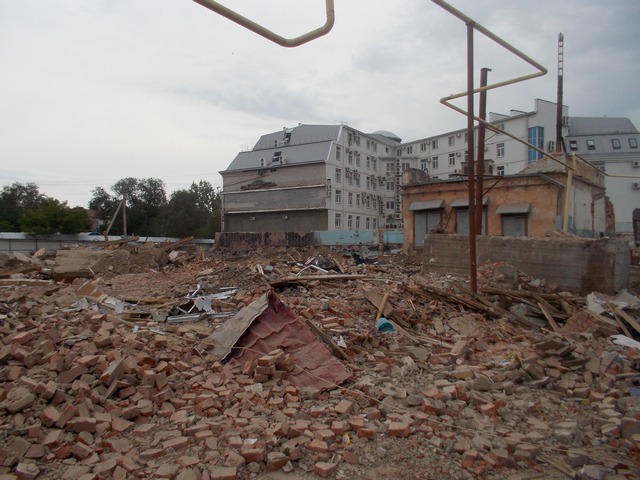 В центре Астрахани снесли маслосырбазу