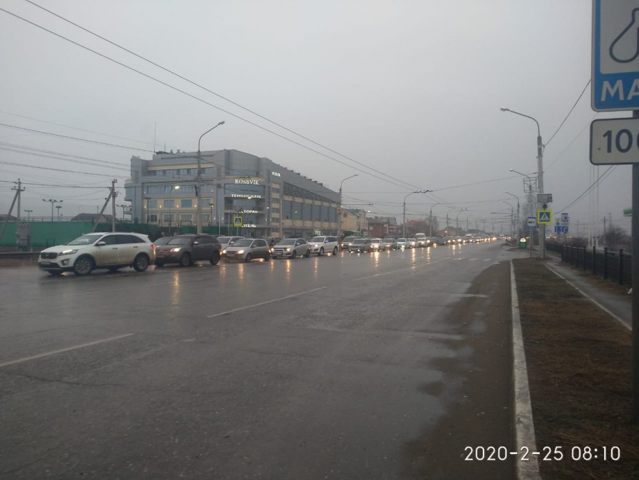 Заседание Гордумы по отставке главы администрации Астрахани Радика Харисова откладывается, потому что часть депутатов стоит в пробке в Зацаревье