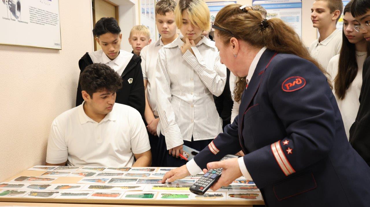 Астраханские старшеклассники познакомились с самыми востребованными железнодорожными профессиями