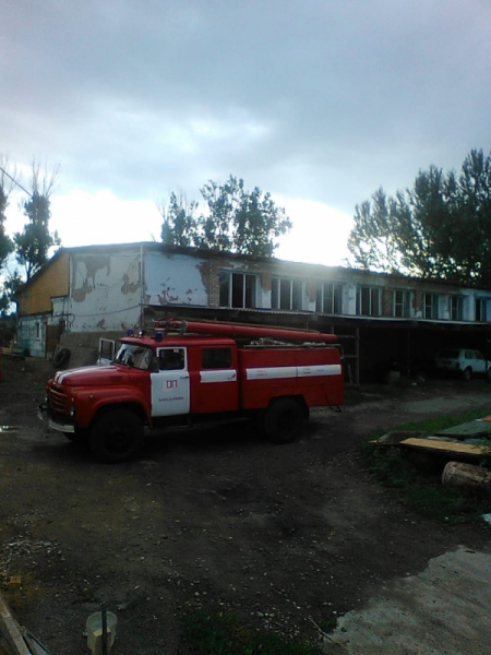 На базе отдыха под Астраханью загорелся бассейн