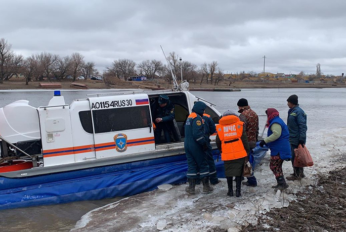 В Красноярском районе у затонувшей переправы работают водолазы