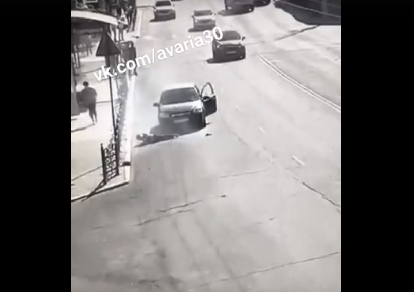 На Боевой в Астрахани подросток кинулся под колеса автомобиля: случайно или специально