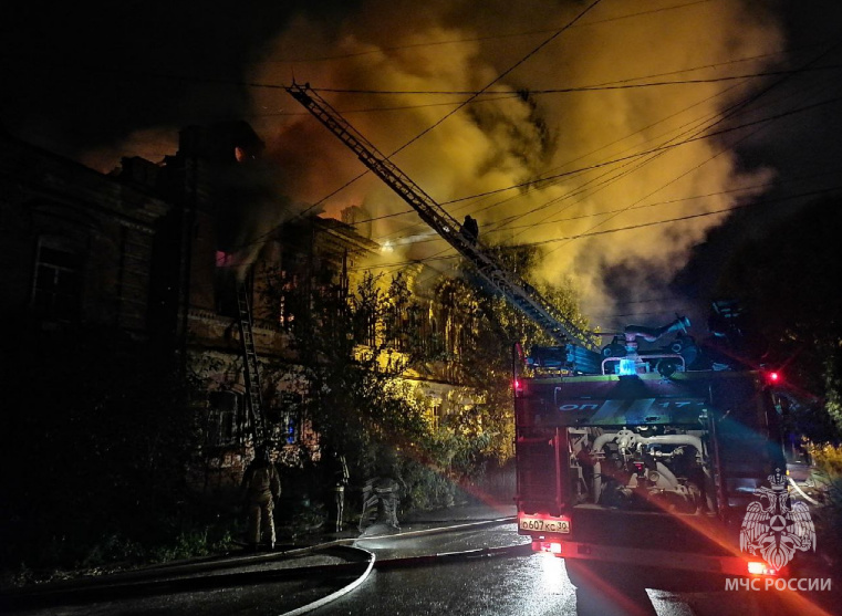 Памятник архитектуры, сгоревший ночью в Астрахани, подожгли