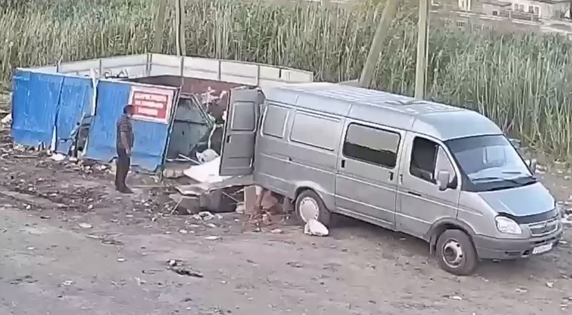 Астраханский губернатор наглядно показал, как рождаются свалки