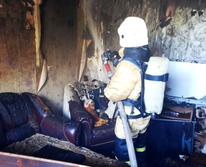 В вечернем пожаре в Астрахани пострадал пожилой мужчина