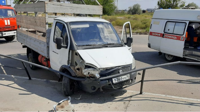 В Астрахани Газель врезалась в ограждение, водитель выпал из машины