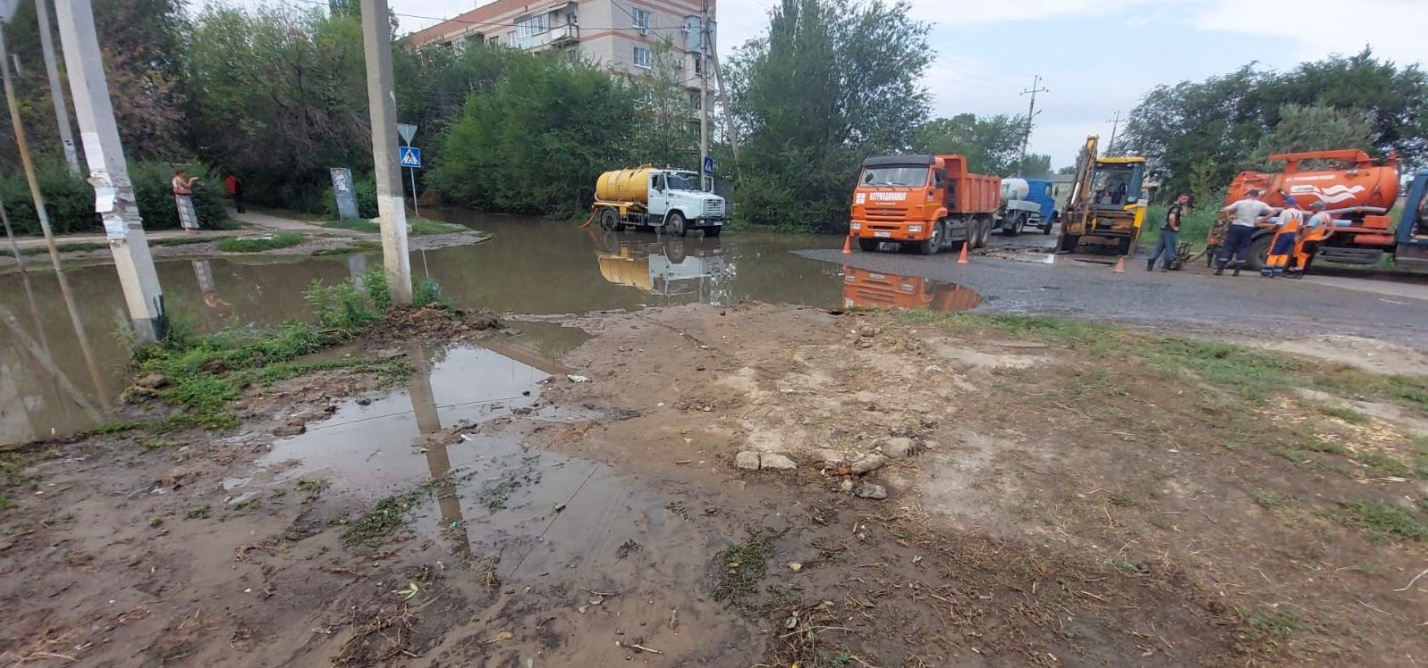 Росприроднадзор зафиксировал зловонное озеро из фекалий возле ТЦ Dexter в Астрахани