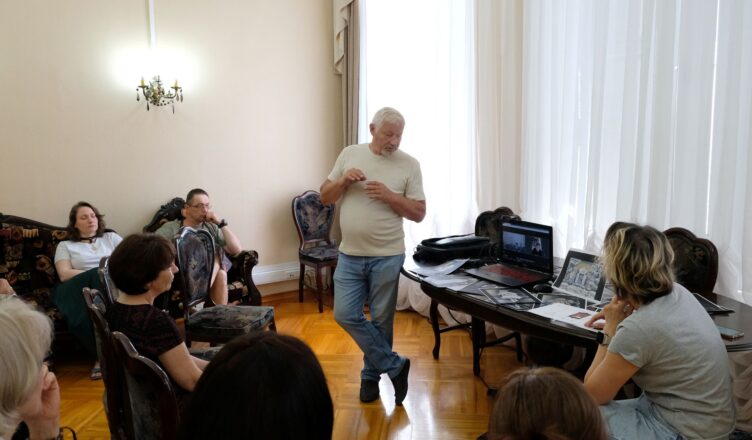 Астраханские кукольники запрягают новогодние сани посреди лета