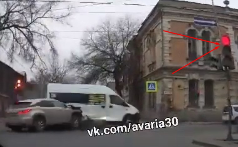В Астрахани женщина на Лексусе устроила дорожный хаос: кадры паровозика из маршрутки и нескольких Лад 