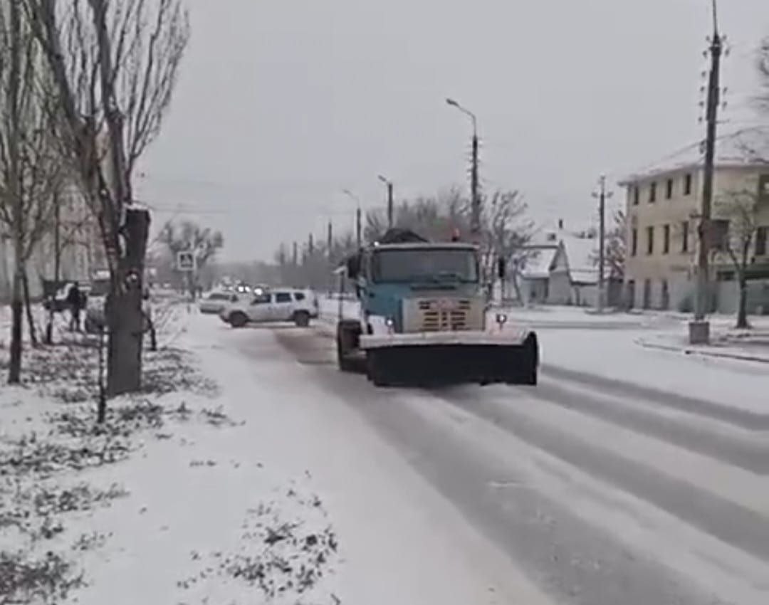 В Астрахани идет непрерывная борьба со снегом 