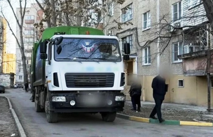  Сегодня утром в Астрахани мусоровоз насмерть задавил пожилую женщину