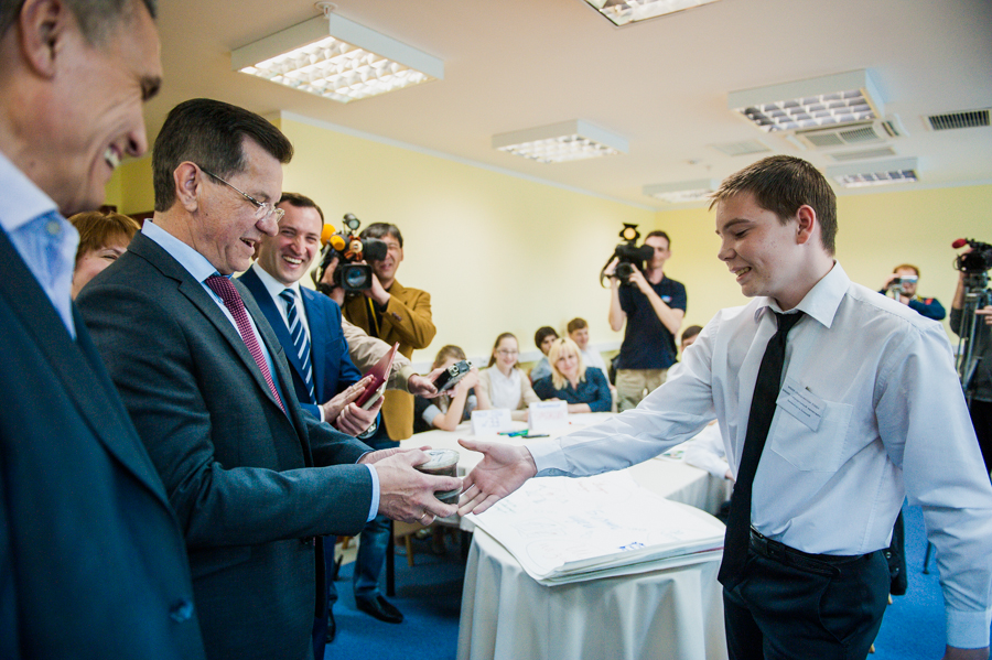 Юный бизнесмен подарил астраханскому губернатору баночку с червями