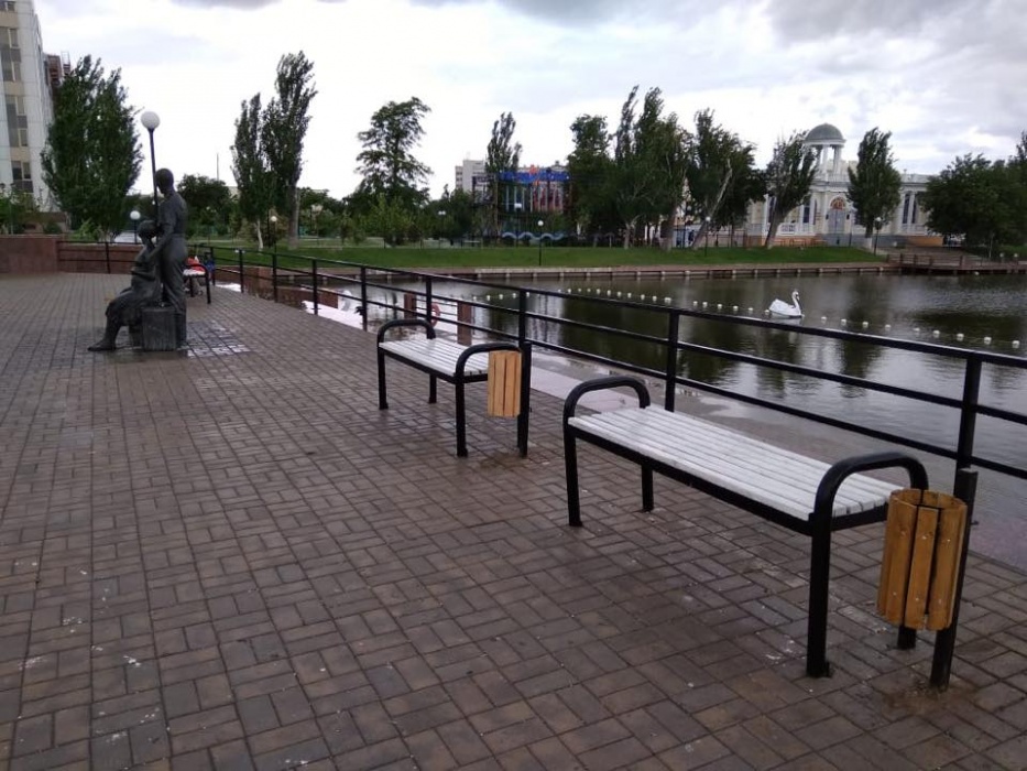 Астраханец самостоятельно установил урны у лавочек на Лебедином озере